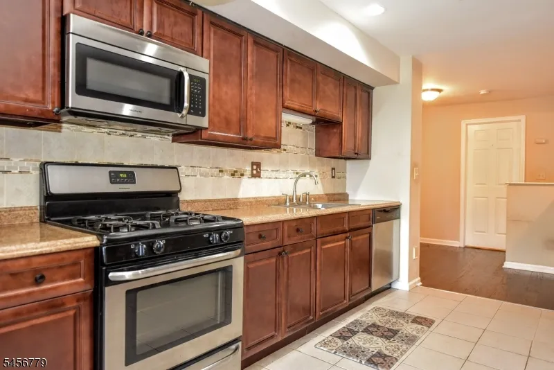 606 Skyline Dr Haledon, NJ 07508