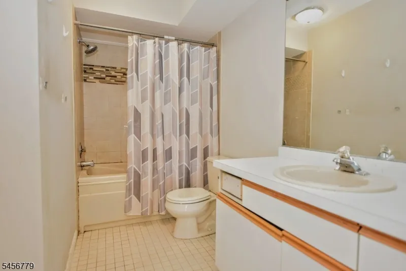 606 Skyline Dr Haledon, NJ 07508