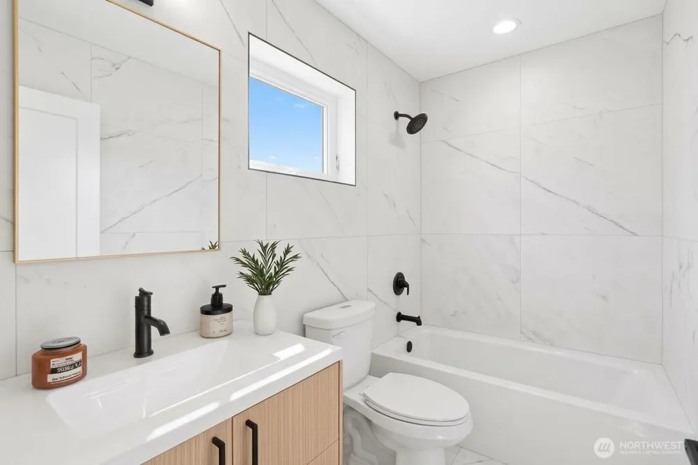 5042 35th Avenue NE Seattle, WA 98105