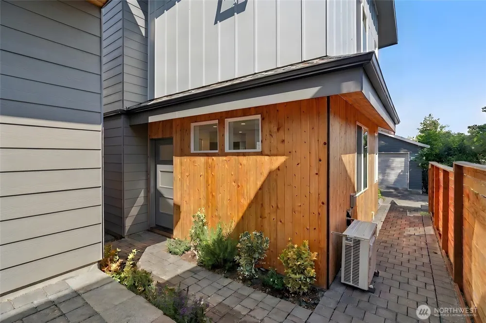 5042 35th Avenue NE Seattle, WA 98105