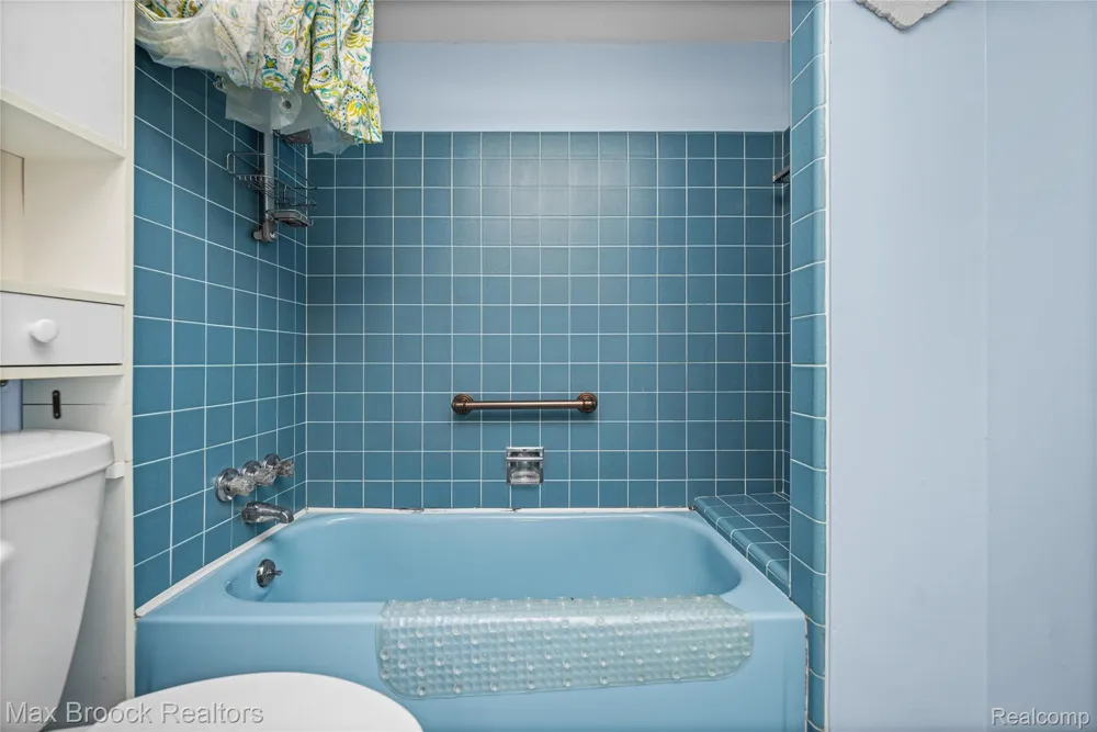 31917 Olde Franklin Drive Farmington Hills City, MI 48334