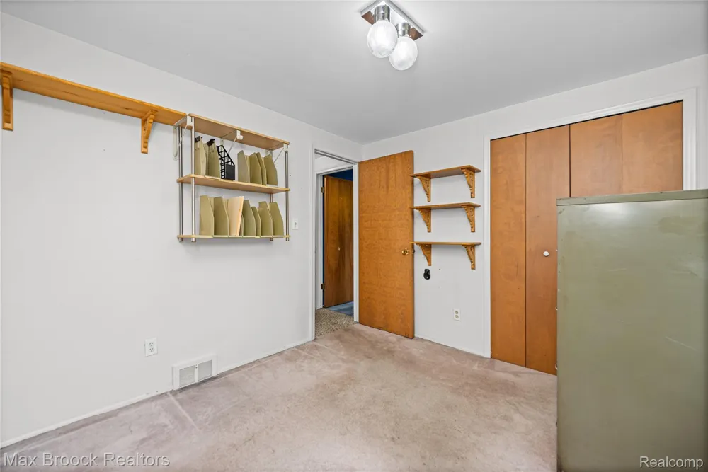 31917 Olde Franklin Drive Farmington Hills City, MI 48334