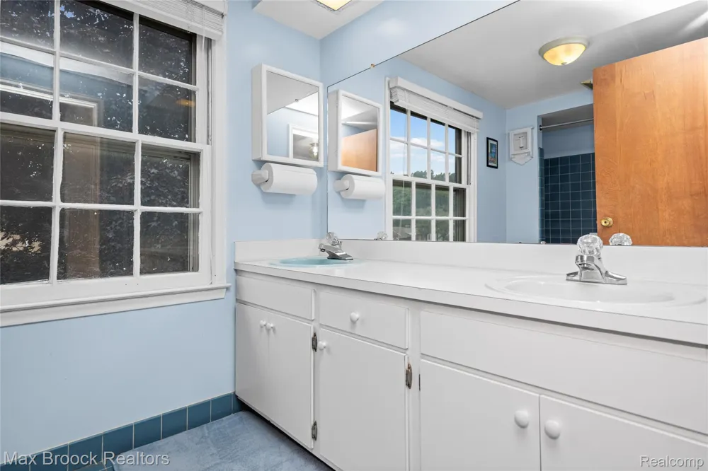 31917 Olde Franklin Drive Farmington Hills City, MI 48334