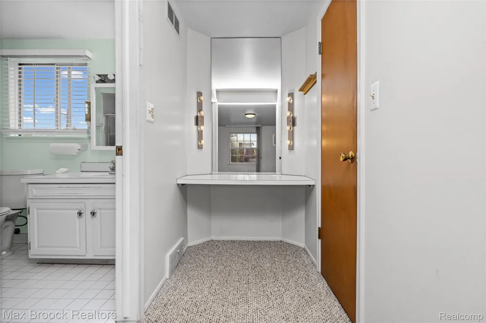 31917 Olde Franklin Drive Farmington Hills City, MI 48334