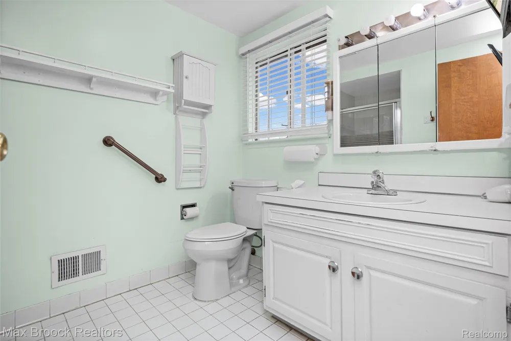 31917 Olde Franklin Drive Farmington Hills City, MI 48334