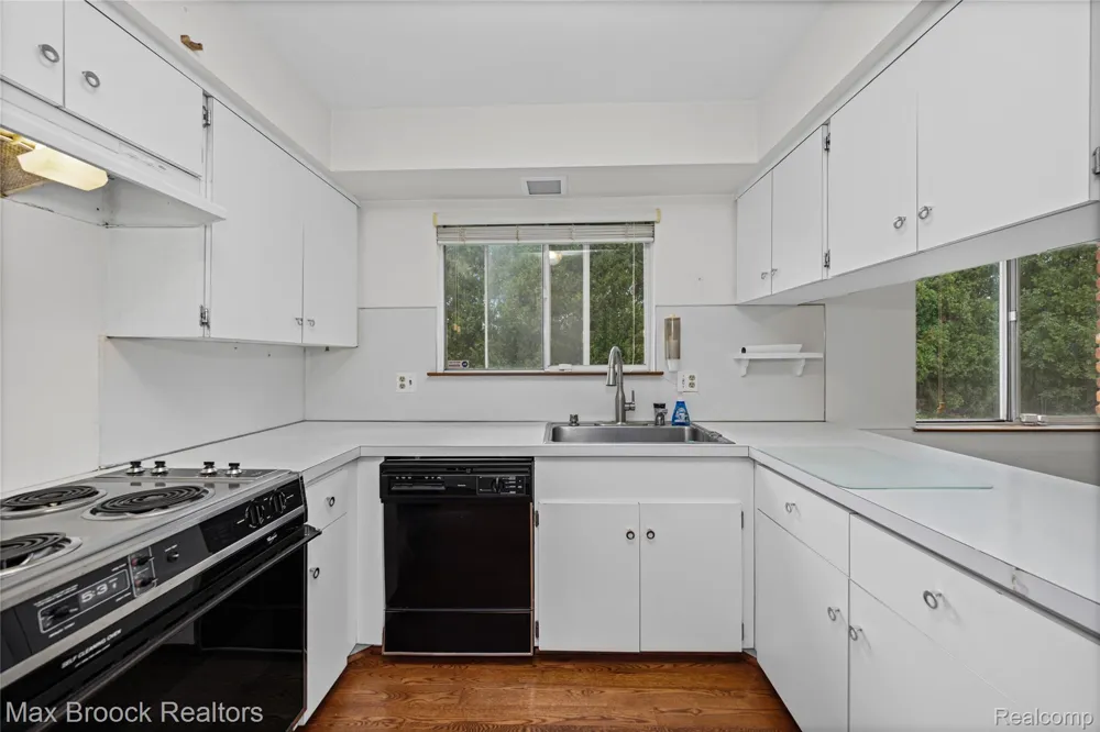 31917 Olde Franklin Drive Farmington Hills City, MI 48334