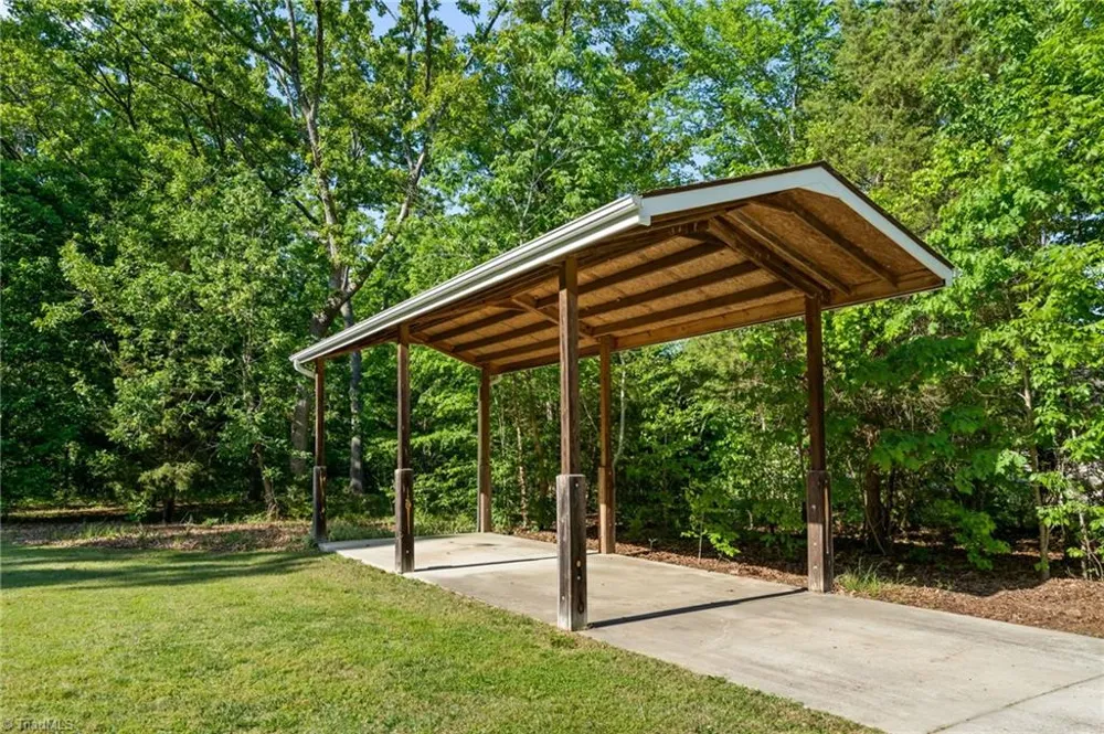 3321 Lower Lake Road Thomasville, NC 27360