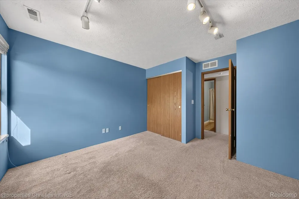 61175 Greenwood Drive South Lyon City, MI 48178