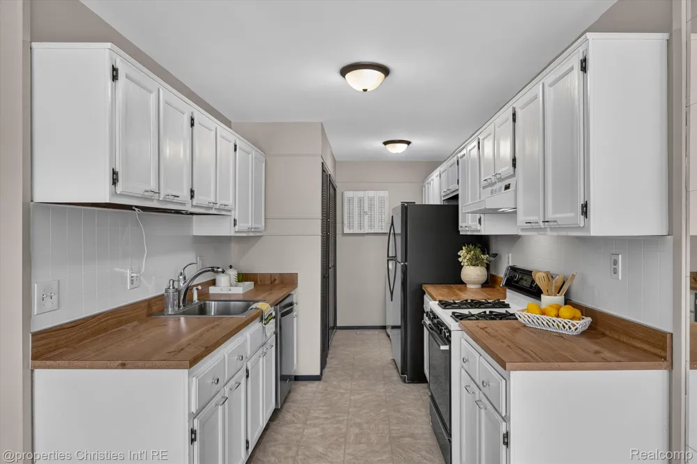 23672 N Rockledge Novi City, MI 48375