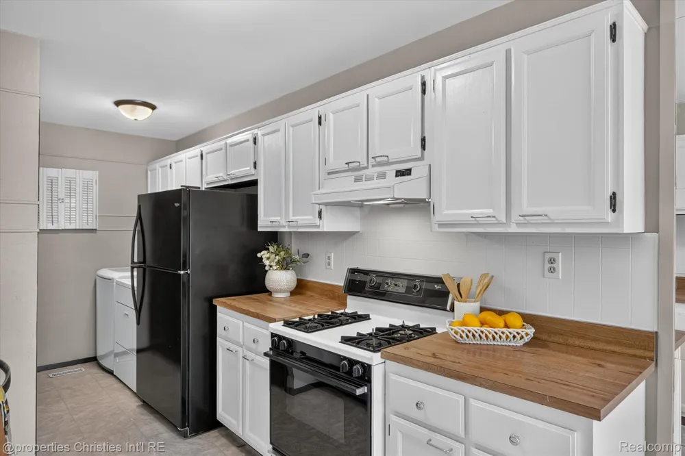 23672 N Rockledge Novi City, MI 48375