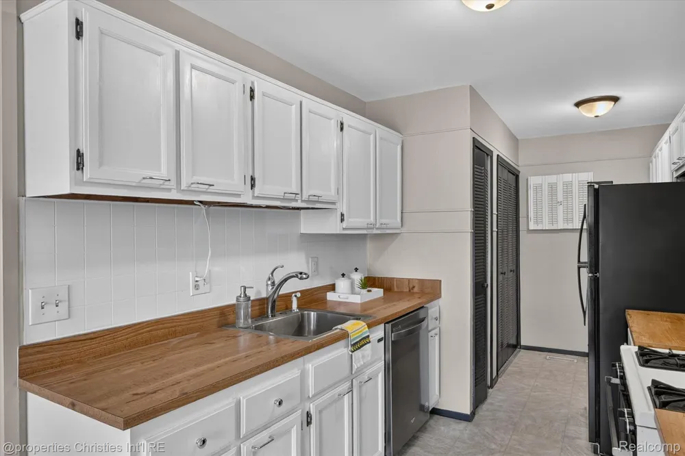 23672 N Rockledge Novi City, MI 48375
