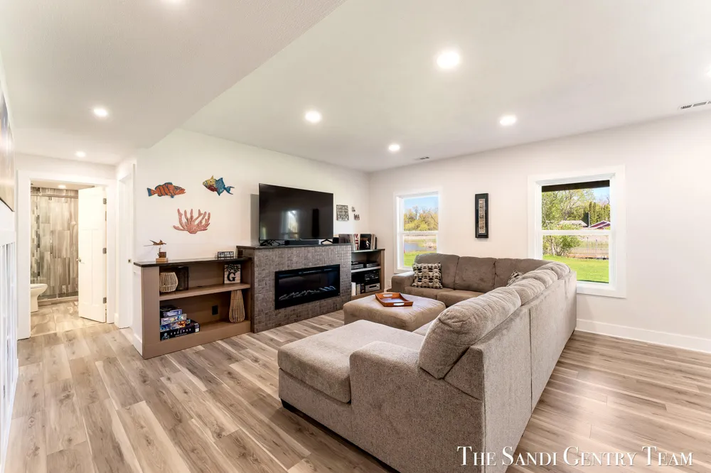 17940 Cove Street Spring Lake, MI 49456