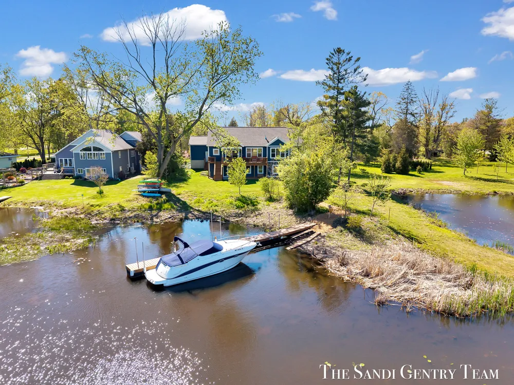 17940 Cove Street Spring Lake, MI 49456