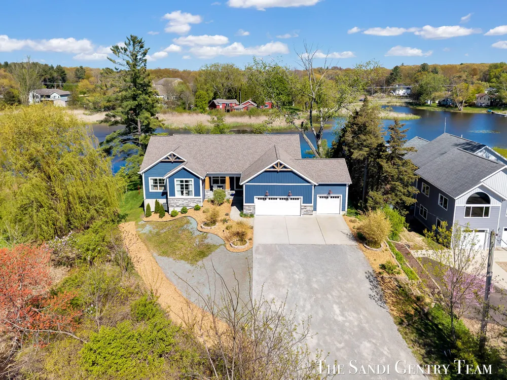 17940 Cove Street Spring Lake, MI 49456