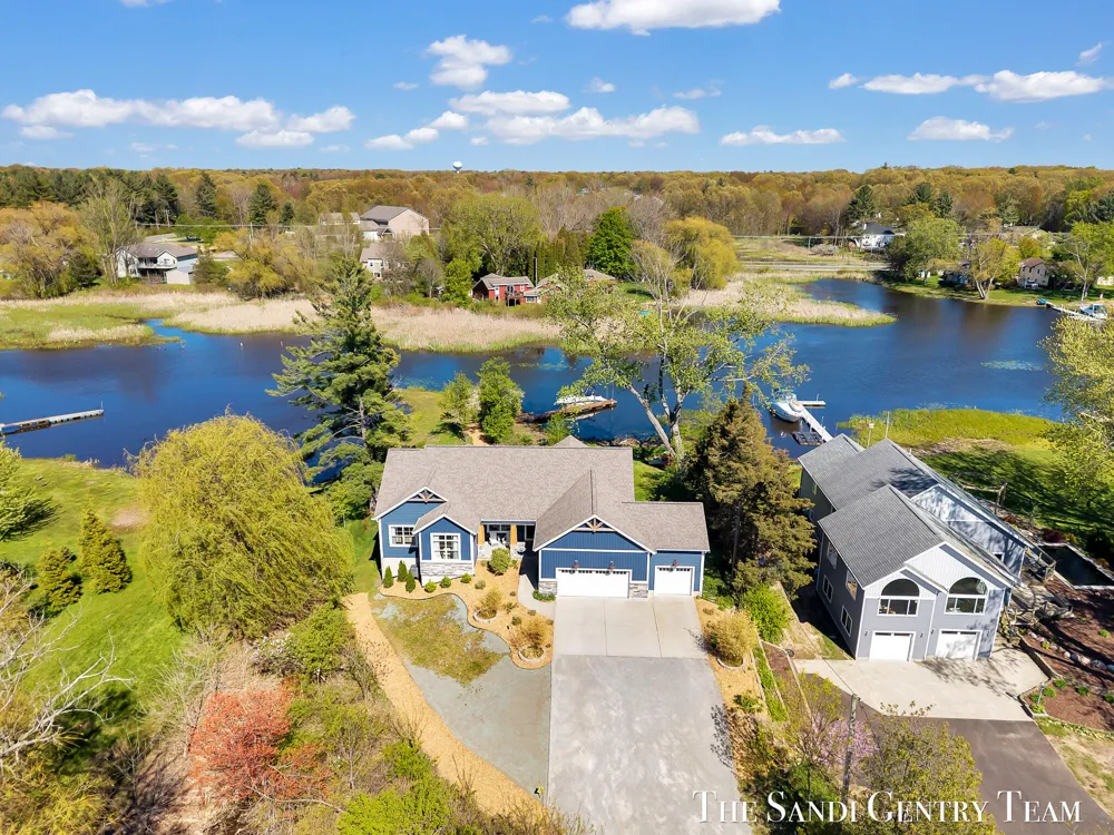 17940 Cove Street Spring Lake, MI 49456