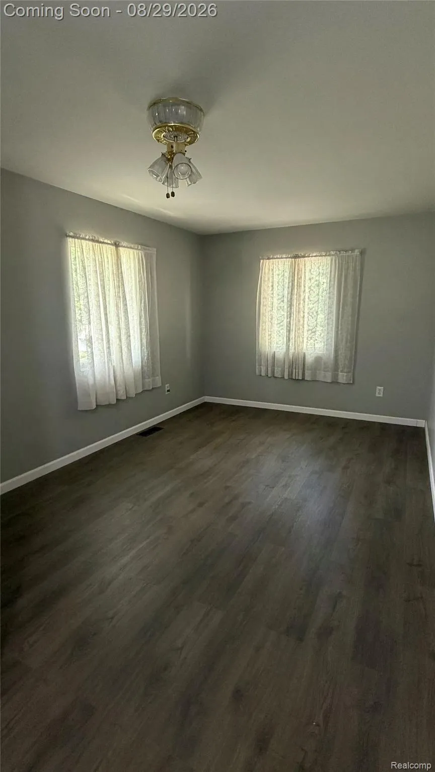 6729 Norton Drive Troy City, MI 48085