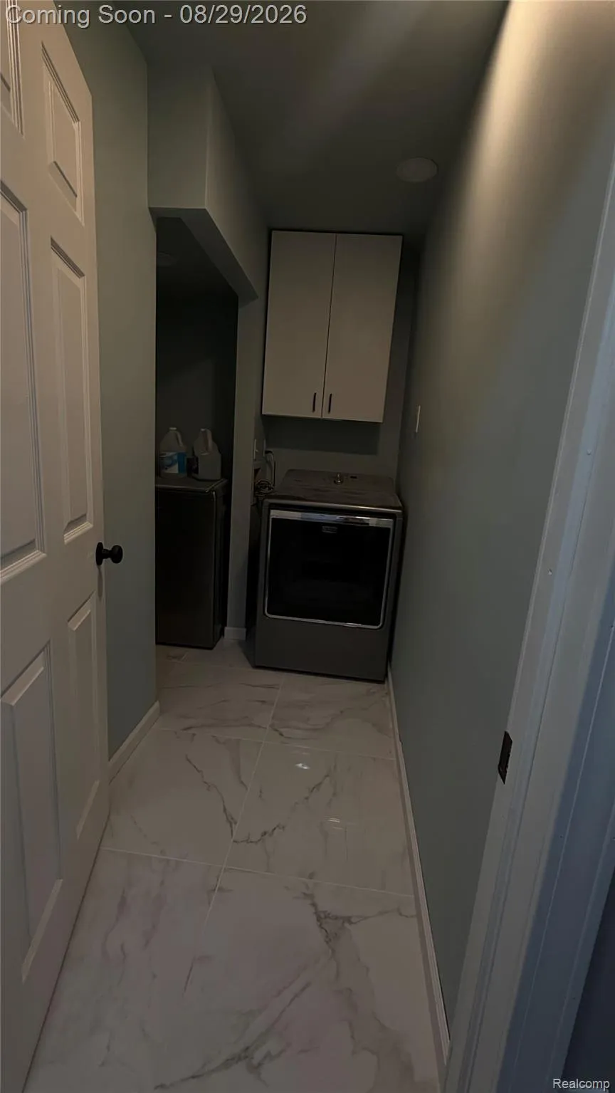 6729 Norton Drive Troy City, MI 48085