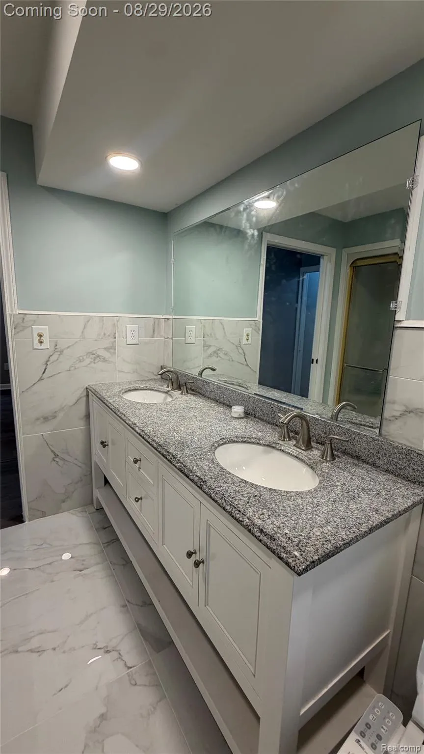 6729 Norton Drive Troy City, MI 48085