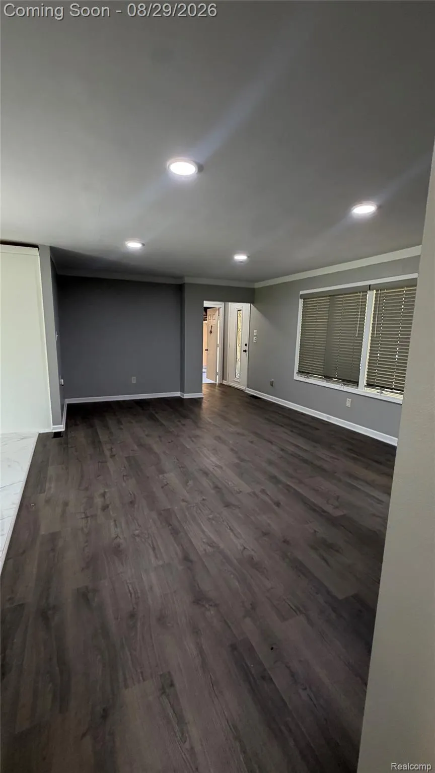 6729 Norton Drive Troy City, MI 48085