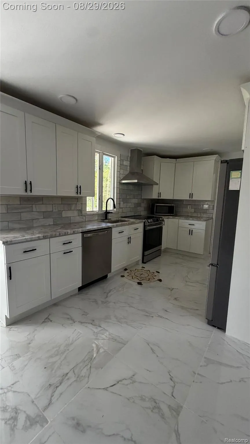 6729 Norton Drive Troy City, MI 48085