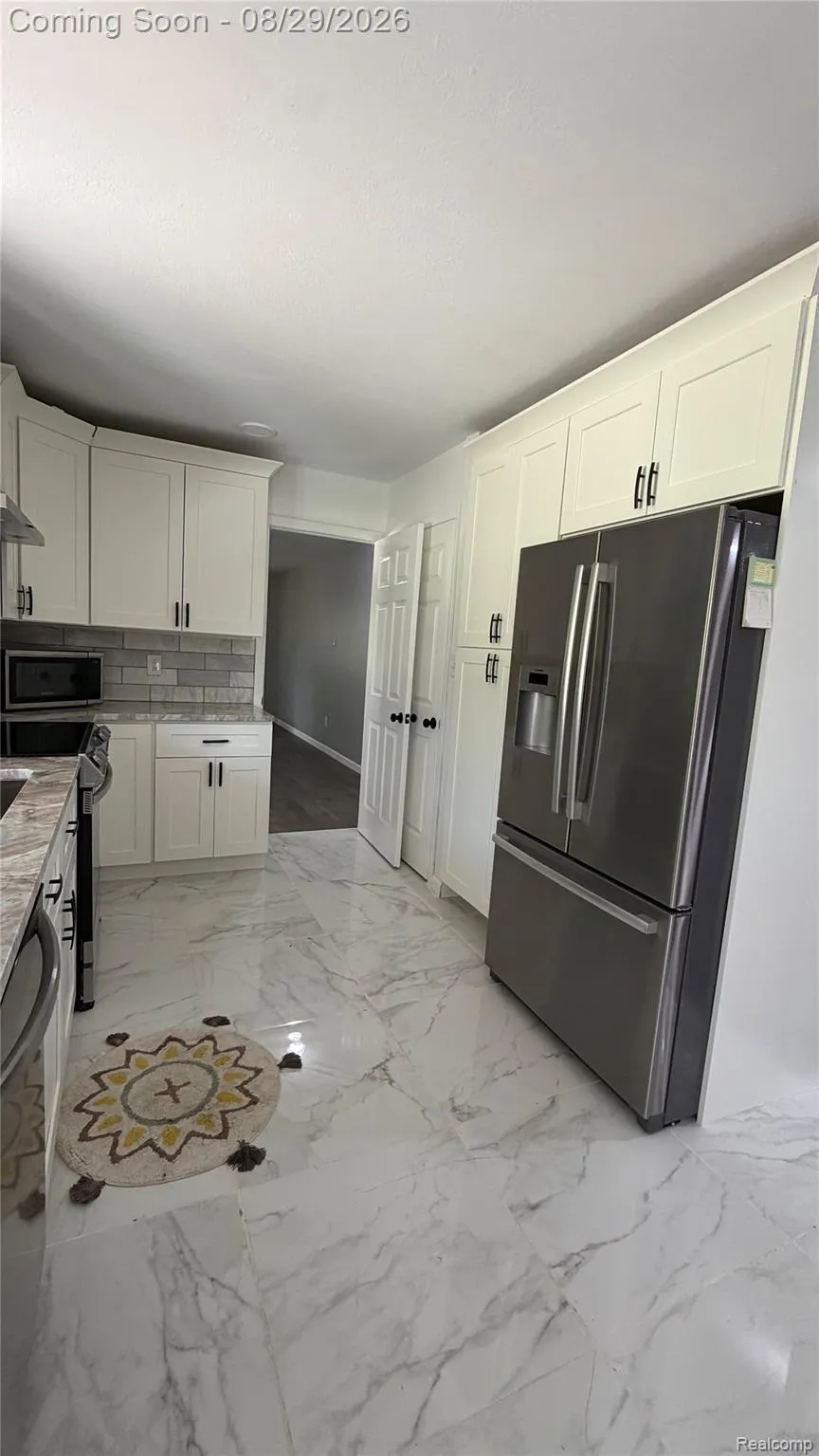 6729 Norton Drive Troy City, MI 48085