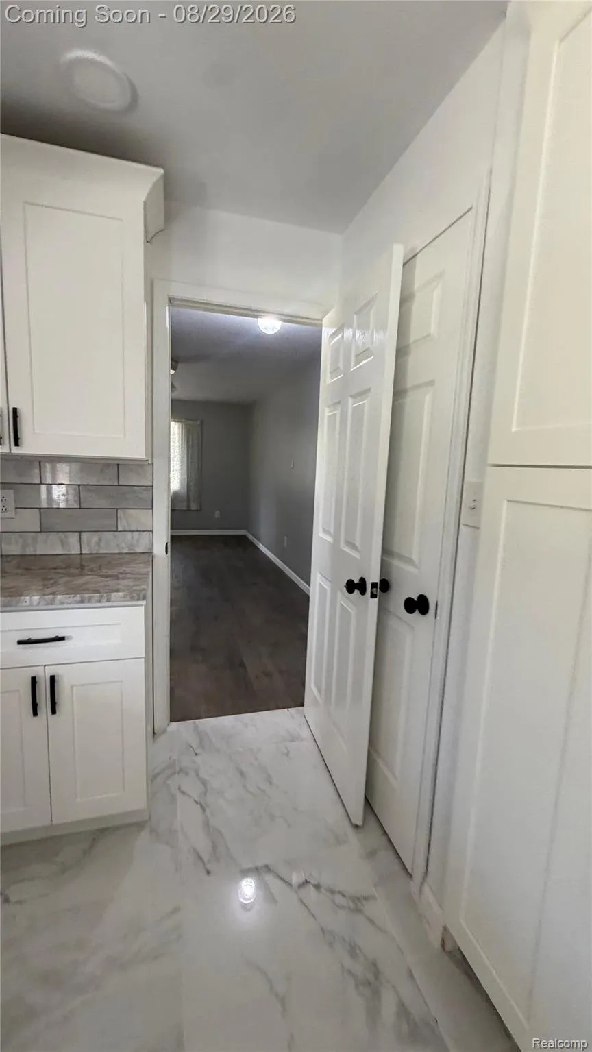 6729 Norton Drive Troy City, MI 48085