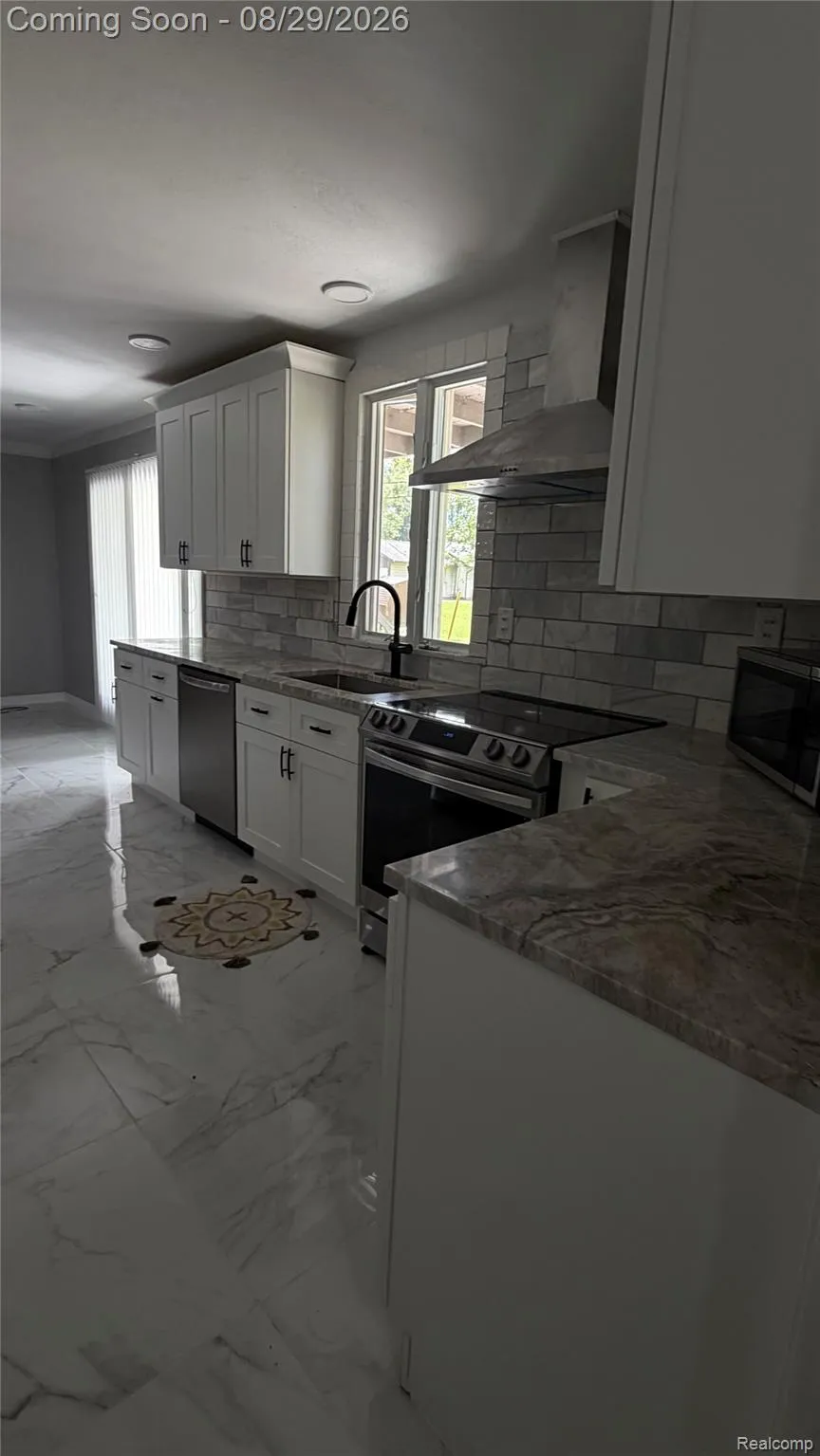 6729 Norton Drive Troy City, MI 48085
