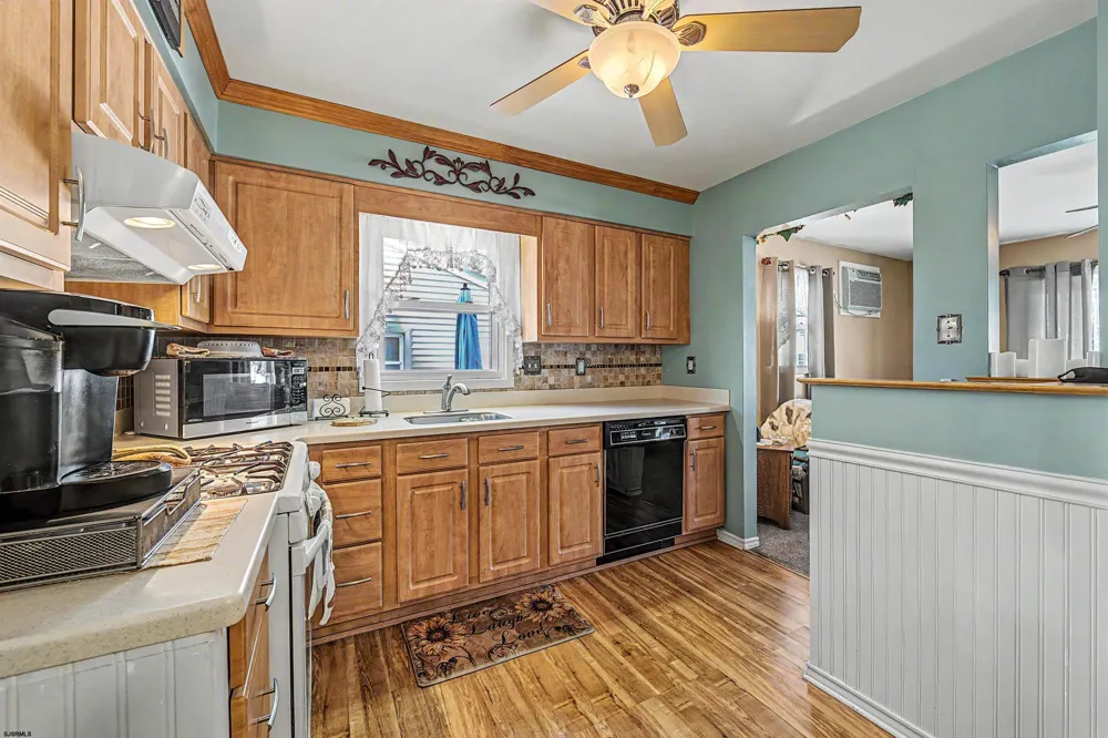 64 W Laurel Dr Somers Point, NJ 08244