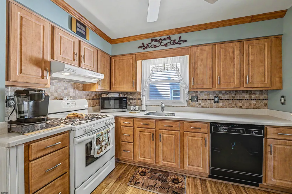 64 W Laurel Dr Somers Point, NJ 08244