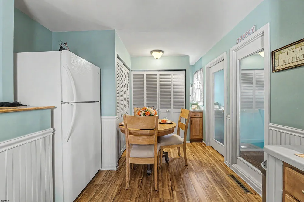 64 W Laurel Dr Somers Point, NJ 08244