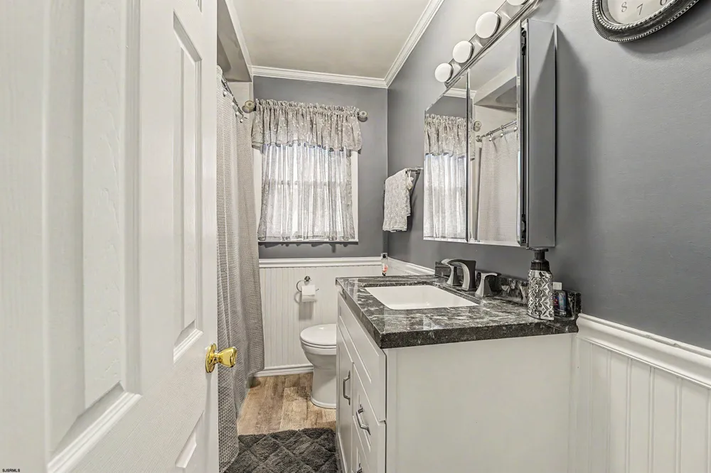 64 W Laurel Dr Somers Point, NJ 08244