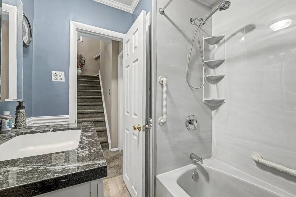 64 W Laurel Dr Somers Point, NJ 08244