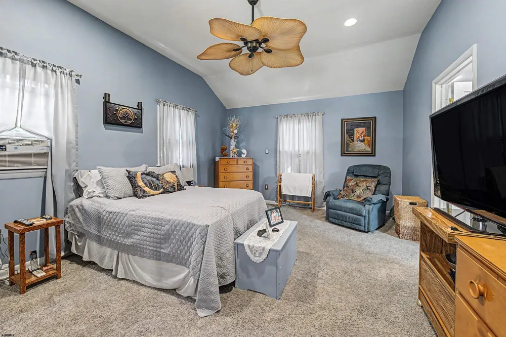 64 W Laurel Dr Somers Point, NJ 08244