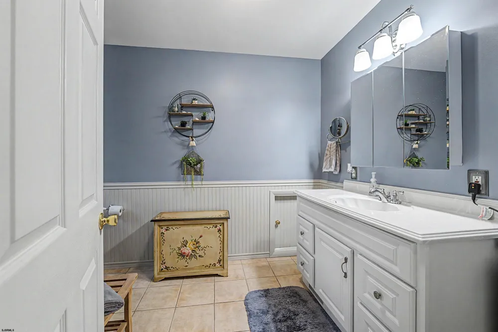 64 W Laurel Dr Somers Point, NJ 08244