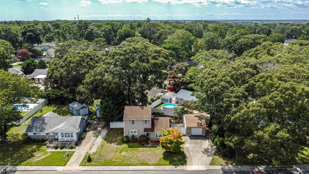 64 W Laurel Dr Somers Point, NJ 08244