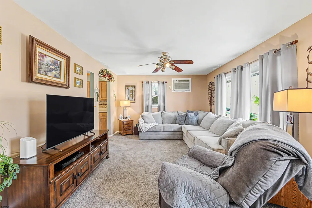 64 W Laurel Dr Somers Point, NJ 08244