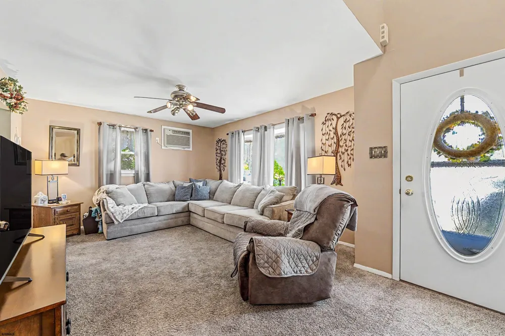 64 W Laurel Dr Somers Point, NJ 08244