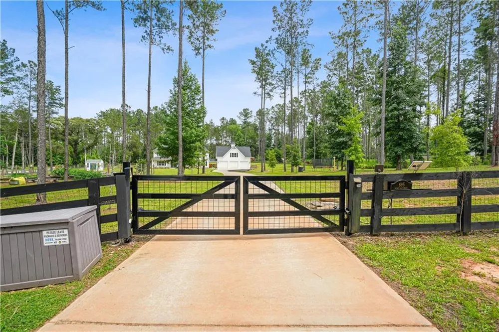695 Dead Oak Road Senoia, GA 30276