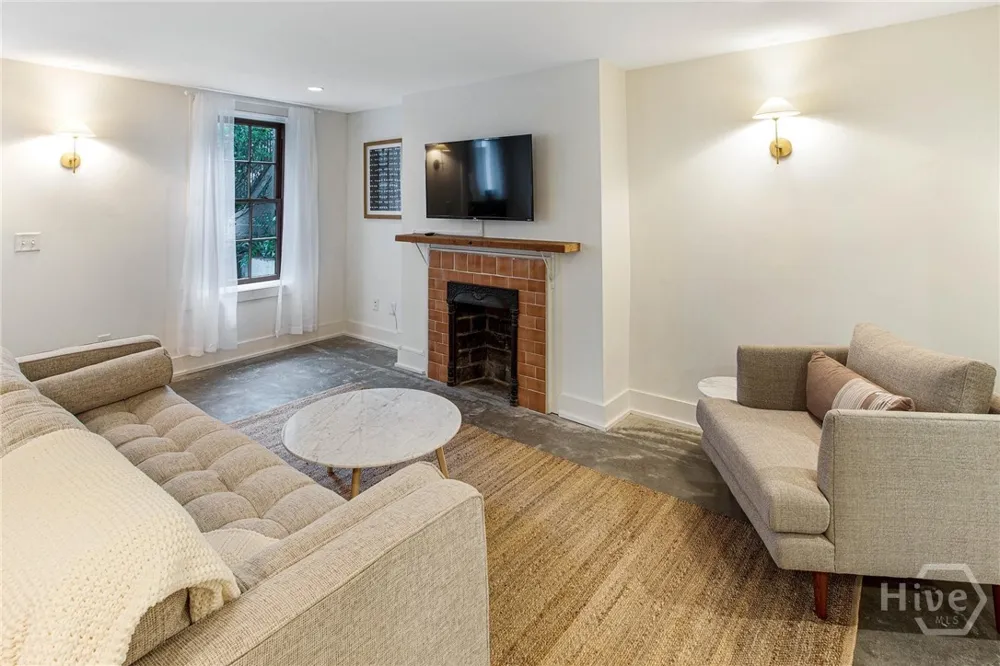 1 E Gordon Street #Garden Savannah, GA 31401