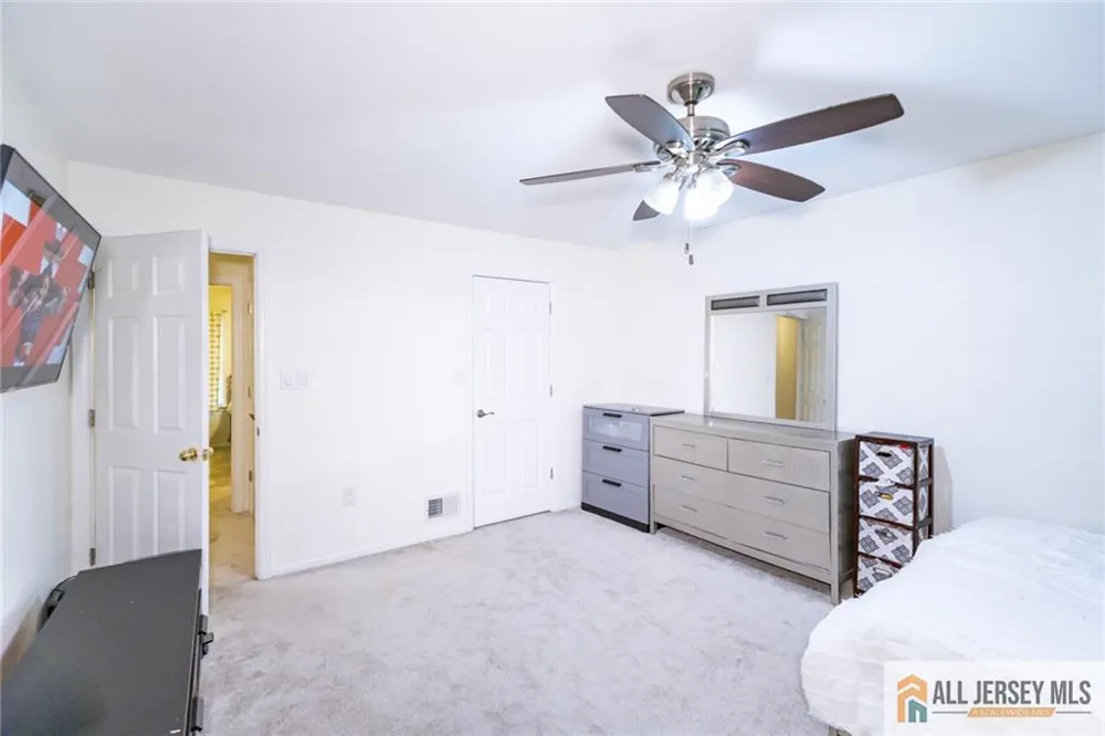 17 Heritage Court Ewing, NJ 08628