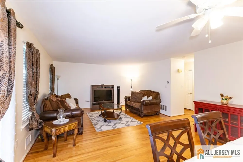 17 Heritage Court Ewing, NJ 08628