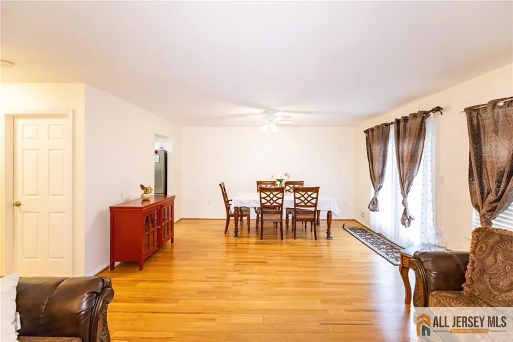 17 Heritage Court Ewing, NJ 08628