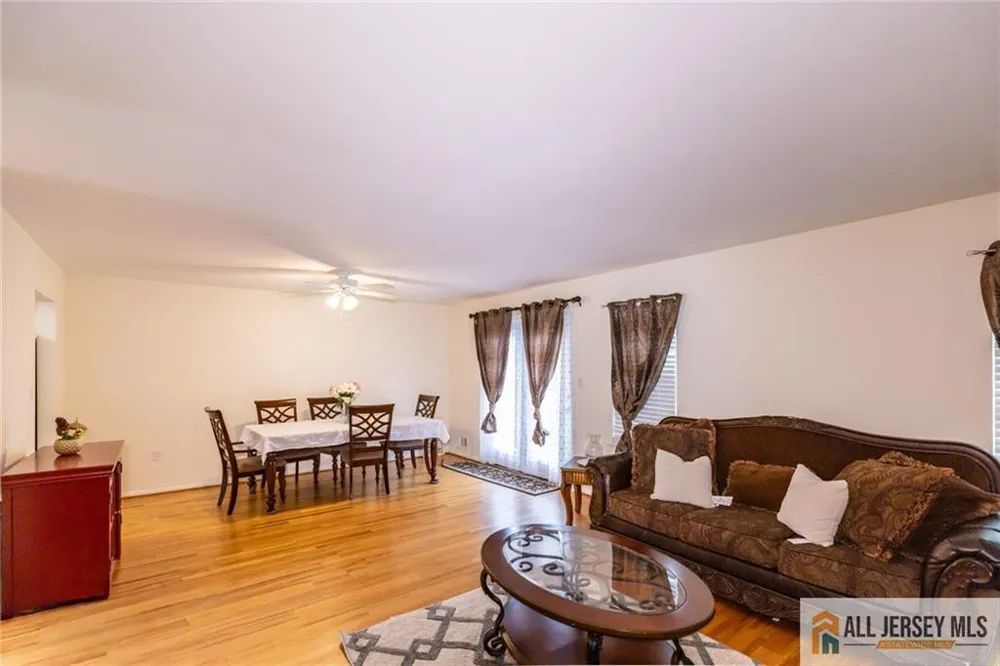 17 Heritage Court Ewing, NJ 08628