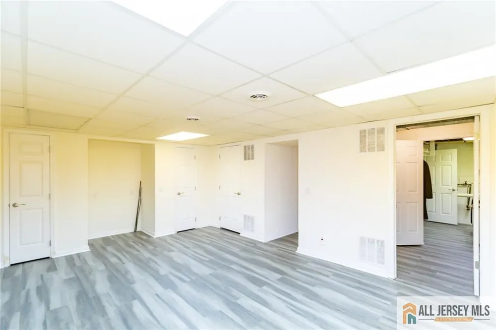 17 Heritage Court Ewing, NJ 08628