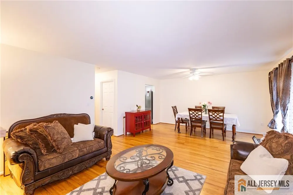 17 Heritage Court Ewing, NJ 08628