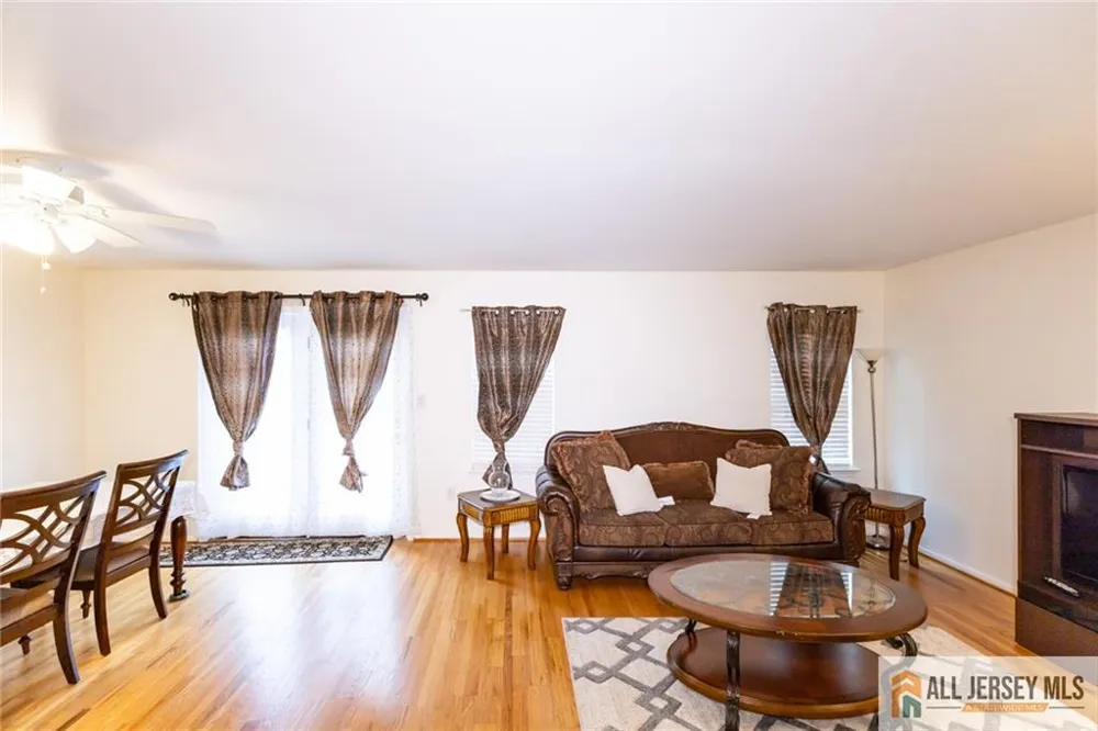 17 Heritage Court Ewing, NJ 08628