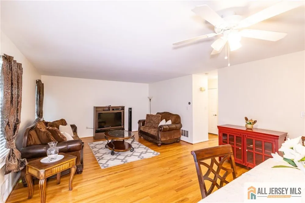 17 Heritage Court Ewing, NJ 08628