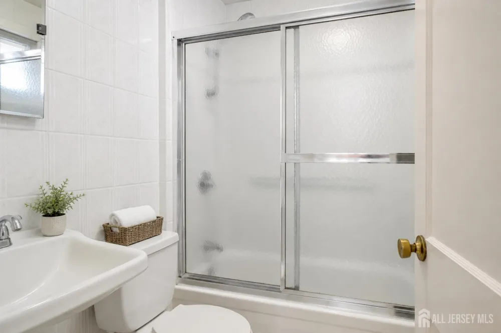 537 Ryders Lane East Brunswick, NJ 08816