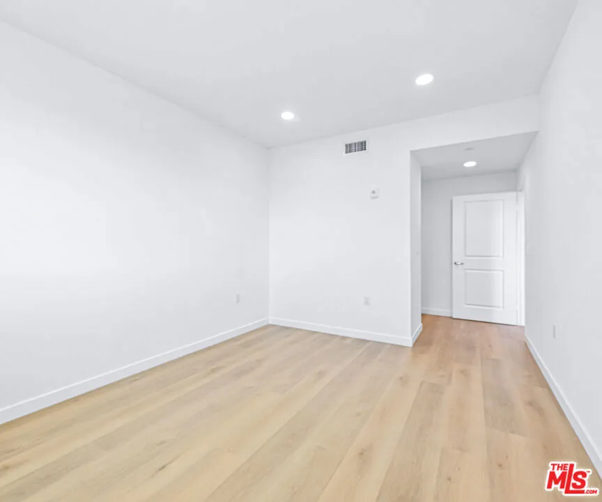 14811 Erwin Street #506 Van Nuys, CA 91411