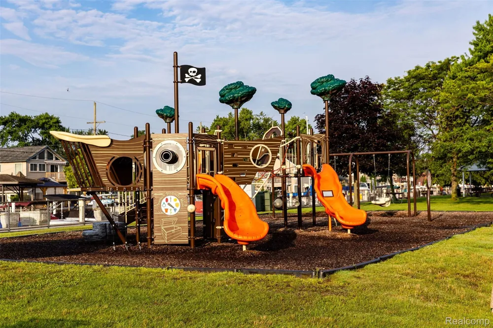 27500 Jefferson Avenue St Clair Shores City, MI 48081